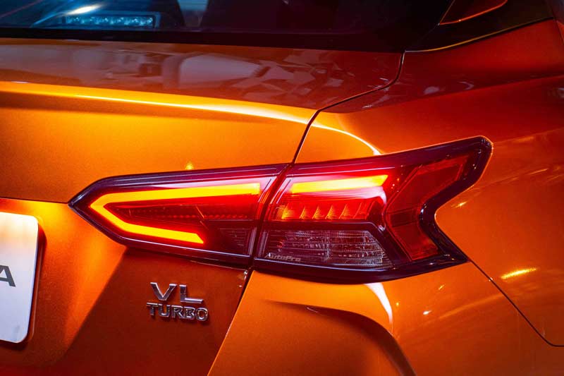 Nissan Almera CVT cao cấp 2021 nổi bật với mùa thu Hà Nội